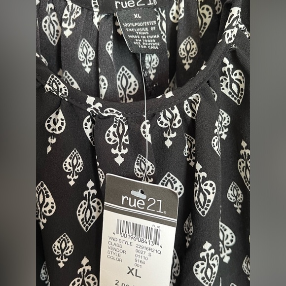 NWT Black & White Top - Picture 2 of 2